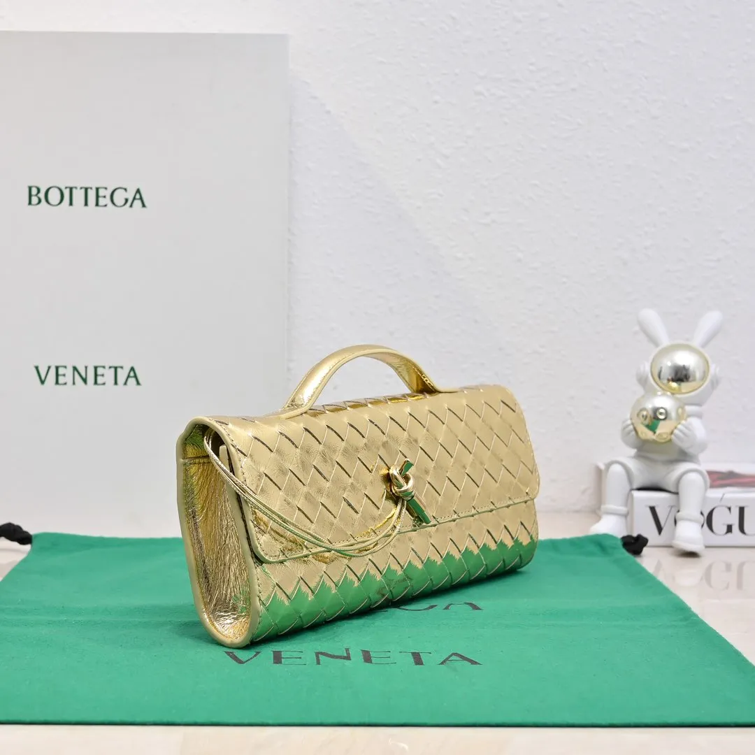 The batch of 1360 BV Andiamo evening handbags has been heavily planted again~ The designer aesthetics in the era of economic downturn are back. I fall in love with it at first sight and can't put it down. It's so beautiful and full of aura. The shape and texture are very competitive. It's light in weight and has sufficient capacity. It's a must-have for fashionistas. It's suitable for many occasions, minimalist, high-end and light luxury. Model No.: 741511 Size: 31*13*3cm